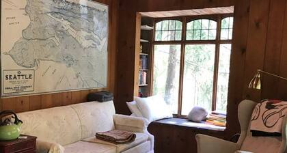 Cabina isolata sulla cima di un albero sul lungomare di West Seattle