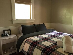 1 bedroom, WiFi, bed sheets - Secluded Tree-Top Cabin on West Seattle Waterfront (Seattle)