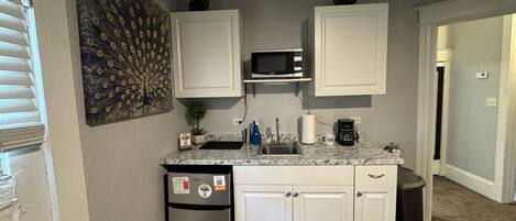 Réfrigérateur, micro-ondes, cafetière/bouilloire