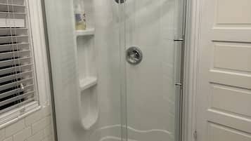 Een douche, een haardroger, handdoeken