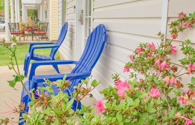 5 min walk to BEACH (1 block). Newly RENOVATED Spacious 3Beds 3Baths
