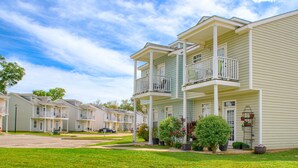 A row of townhouses with balconies, a well-maintained lawn, and a clear sky. - 5 min walk to BEACH (1 block). Newly RENOVATED Spacious 3Beds 3Baths (Gulfport)