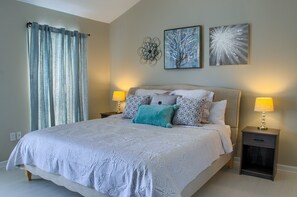 3 bedrooms, memory foam beds, iron/ironing board, free WiFi - 5 min walk to BEACH (1 block). Newly RENOVATED Spacious 3Beds 3Baths (Gulfport)