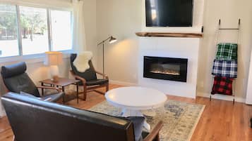 Fernseher, Kamin, Musikbibliothek