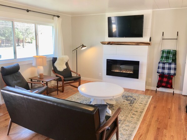 تلفزيون، مدفأة، مكتبة موسيقى