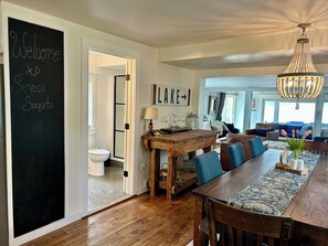 Ein modernes Interieur mit Essbereich, Küche und Wohnzimmer.