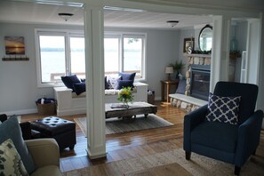 Smart TV, chimenea y libros 