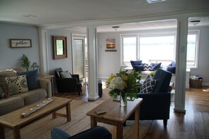 Smart TV, chimenea y libros 