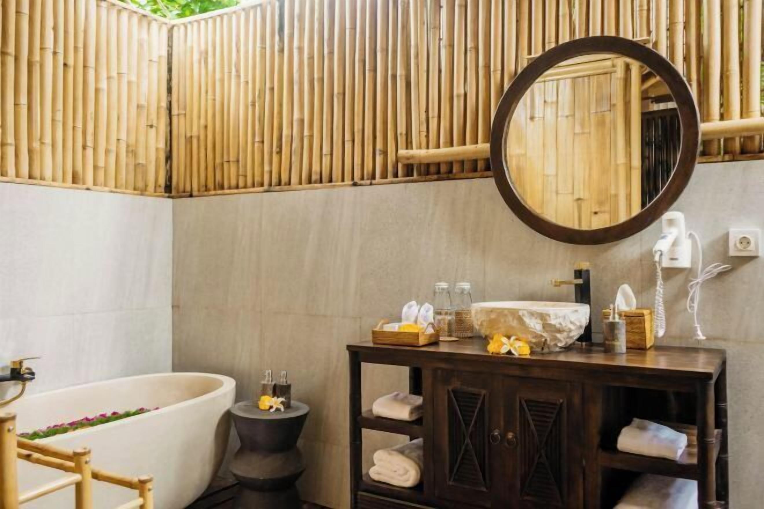 Salle de bain | Articles de toilette gratuits, sèche-cheveux, peignoirs, chaussons