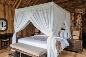 Egyptian cotton sheets, premium bedding, Select Comfort beds, minibar - Wadari Retreat Villa Ubud (Ubud)