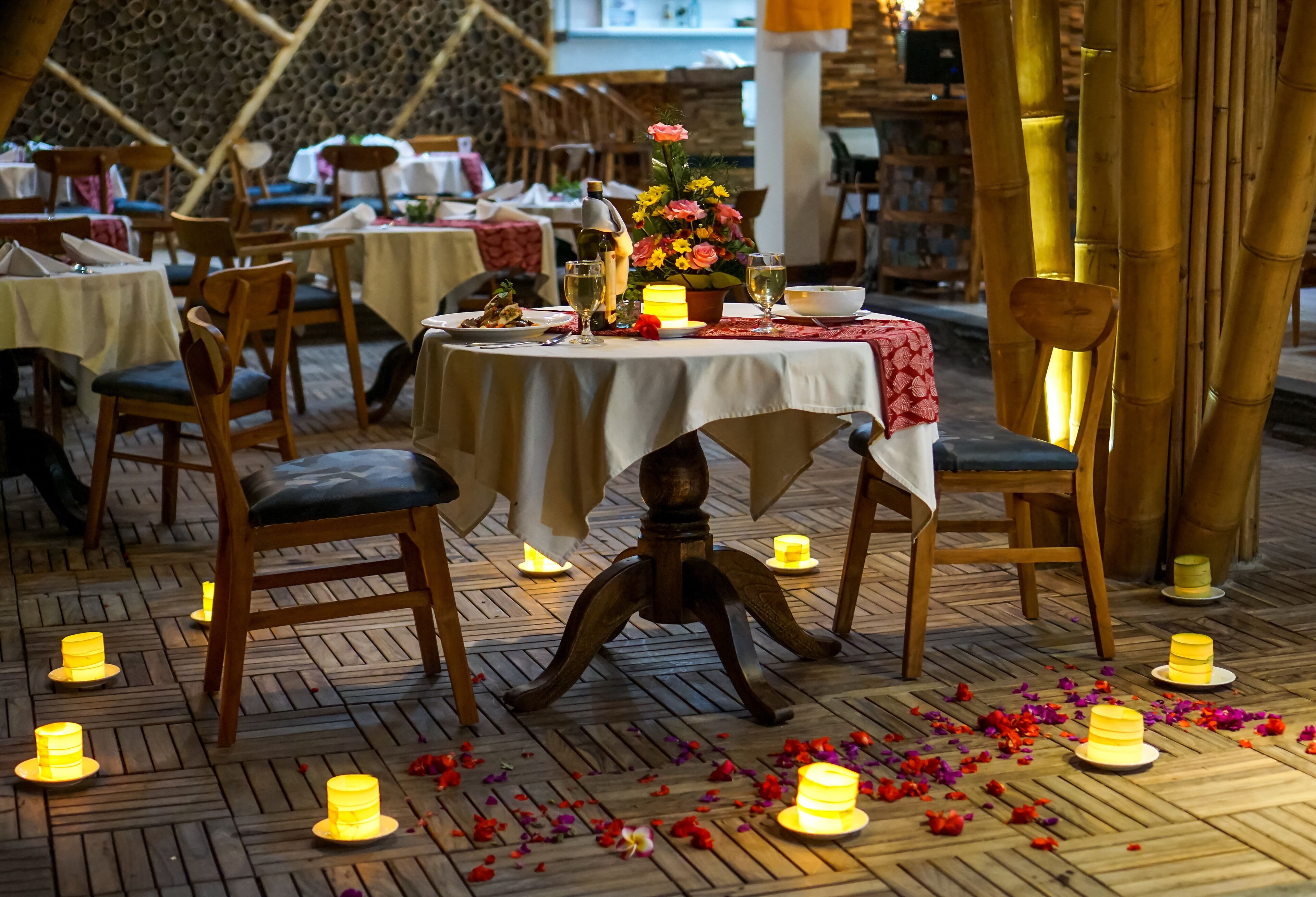 breakfast, lunch and dinner served