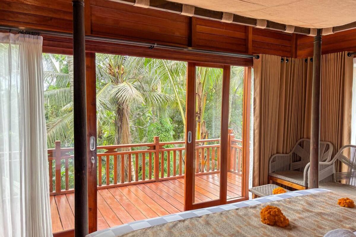 One Bedroom Wooden Villa Garden View | Sábanas de algodón egipcio y ropa de cama de alta calidad
