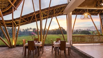 Breakfast, lunch and dinner served