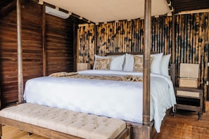 Egyptian cotton sheets, premium bedding, Select Comfort beds, minibar - Wadari Retreat Villa Ubud (Ubud)