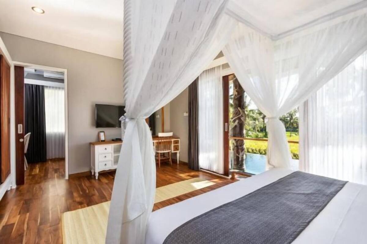 Egyptian cotton sheets, premium bedding, Select Comfort beds, minibar