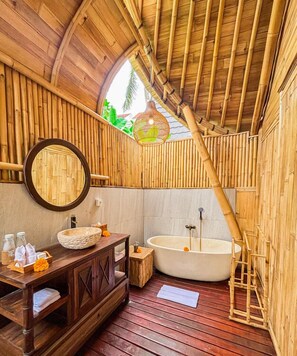 One Bedroom Bamboo Villa Garden View | Kylpyhuone | Ilmaiset hygieniatuotteet, hiustenkuivaaja, kylpytakit, tohvelit