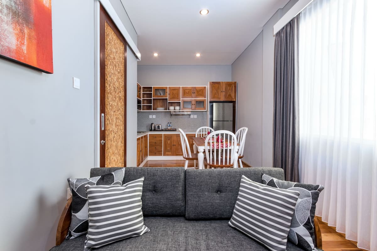 suite, 1 king bed, poolside | living area | 32-inch lcd tv with cable channels, tv, pay films