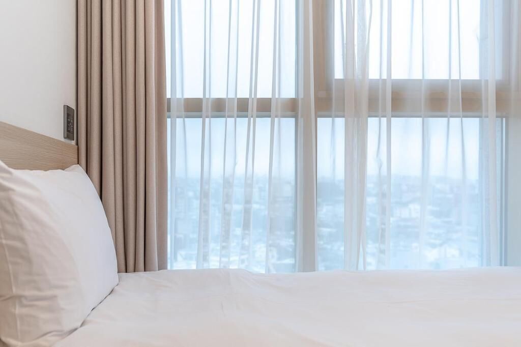 Ropa de cama de alta calidad, edredones de plumas, cortinas opacas