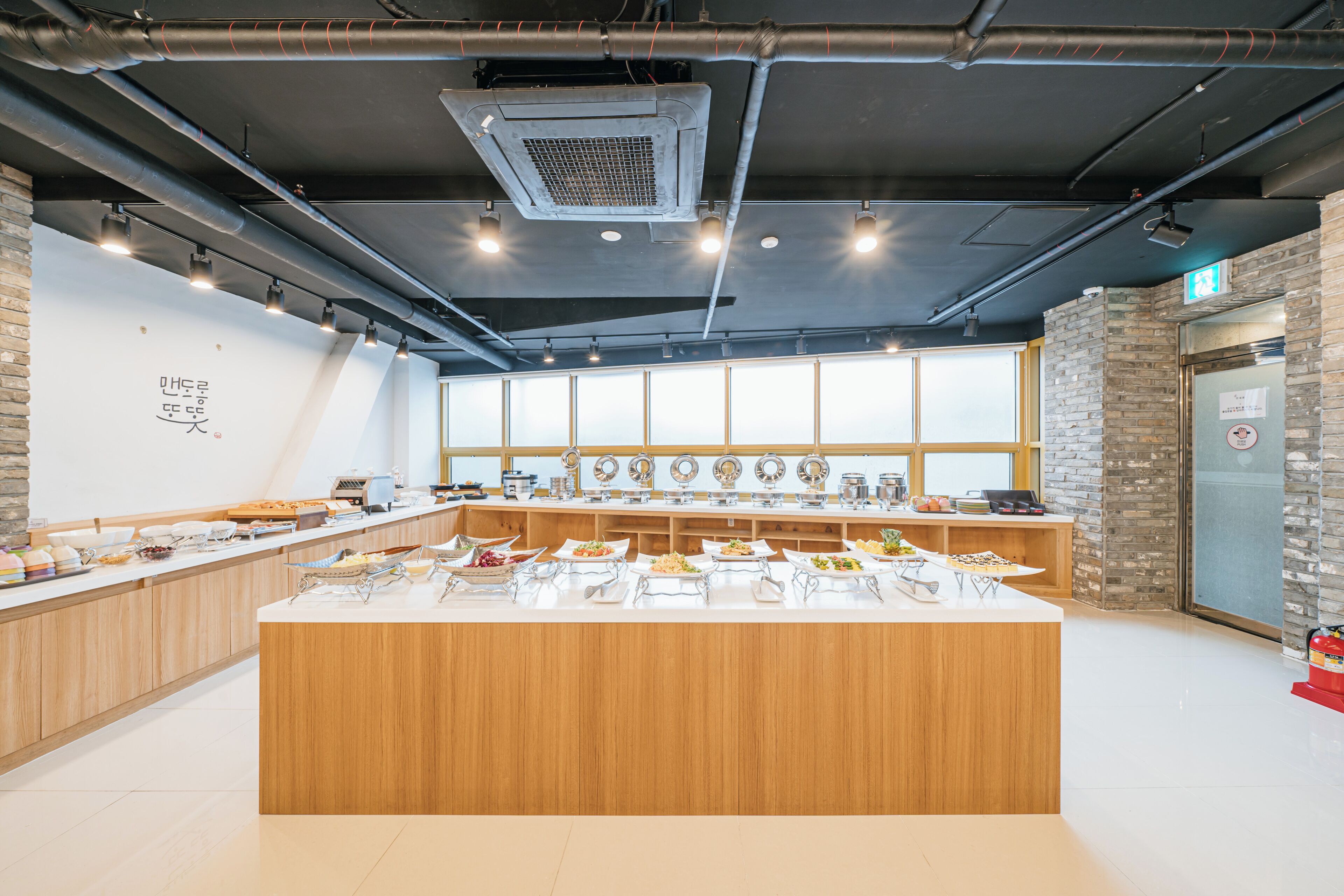 daily buffet breakfast for a fee