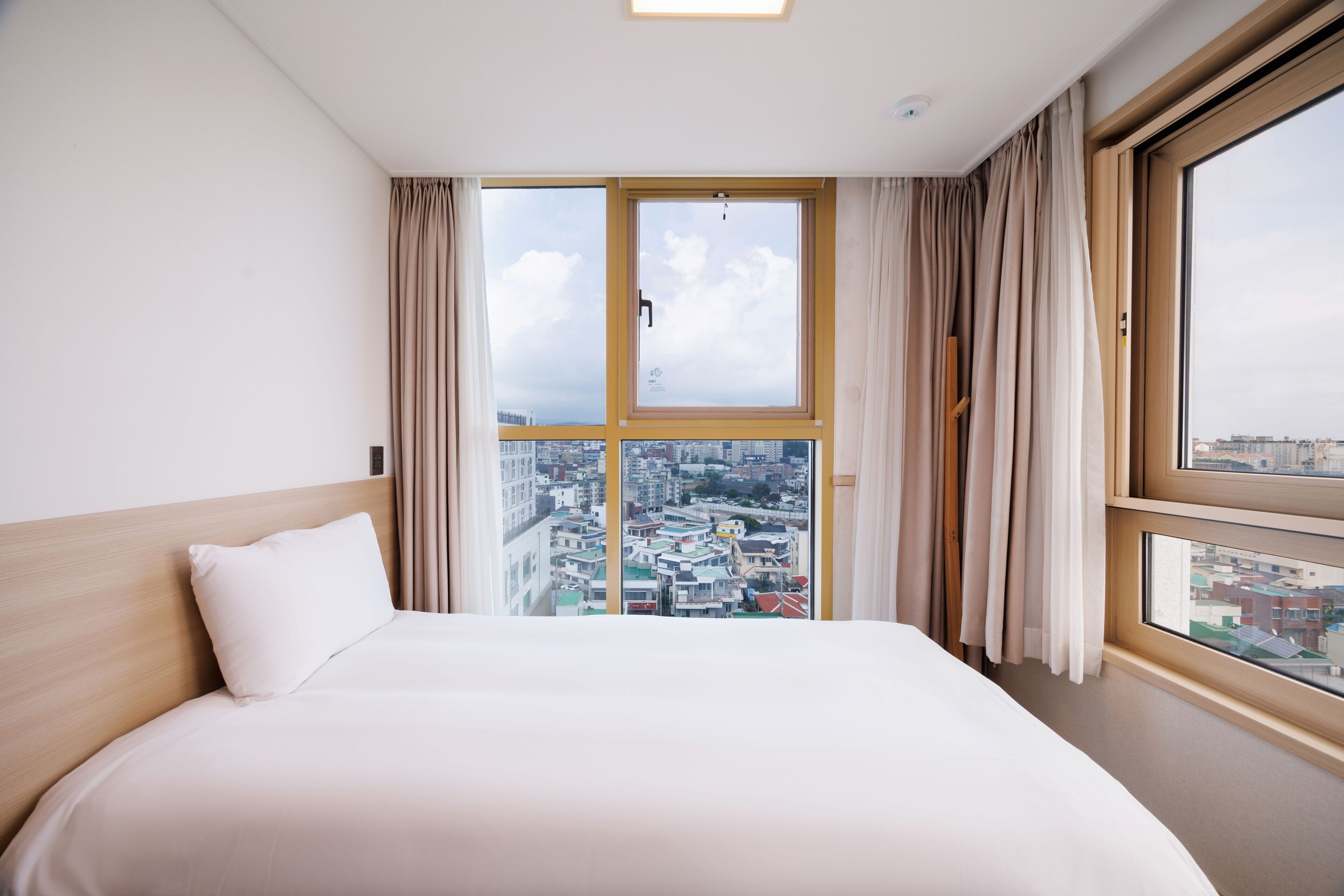 standard corner single panorama view | premium bedding, down duvets, blackout curtains, free wifi