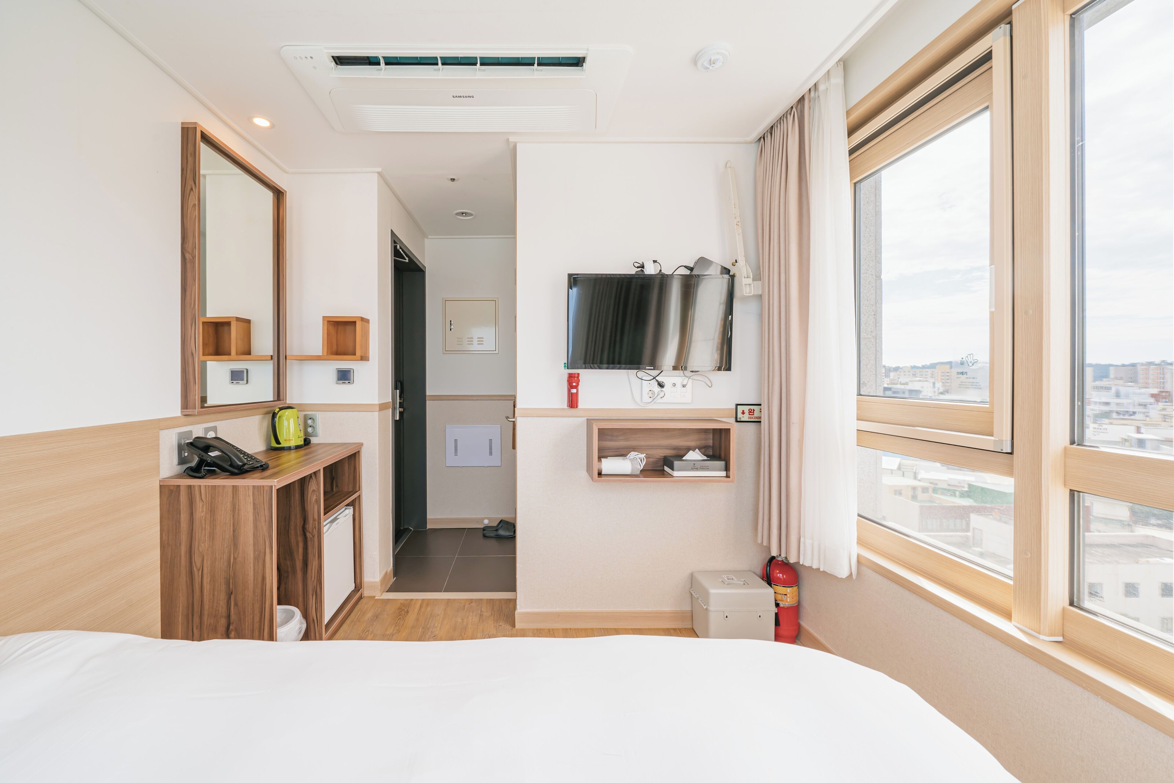 Standard Corner Single Panorama View | 高档床上用品、羽绒被、遮光窗帘、免费 WiFi