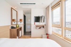 Standard Corner Single Panorama View | Premium bedding, down comforters, blackout drapes, WiFi (free)