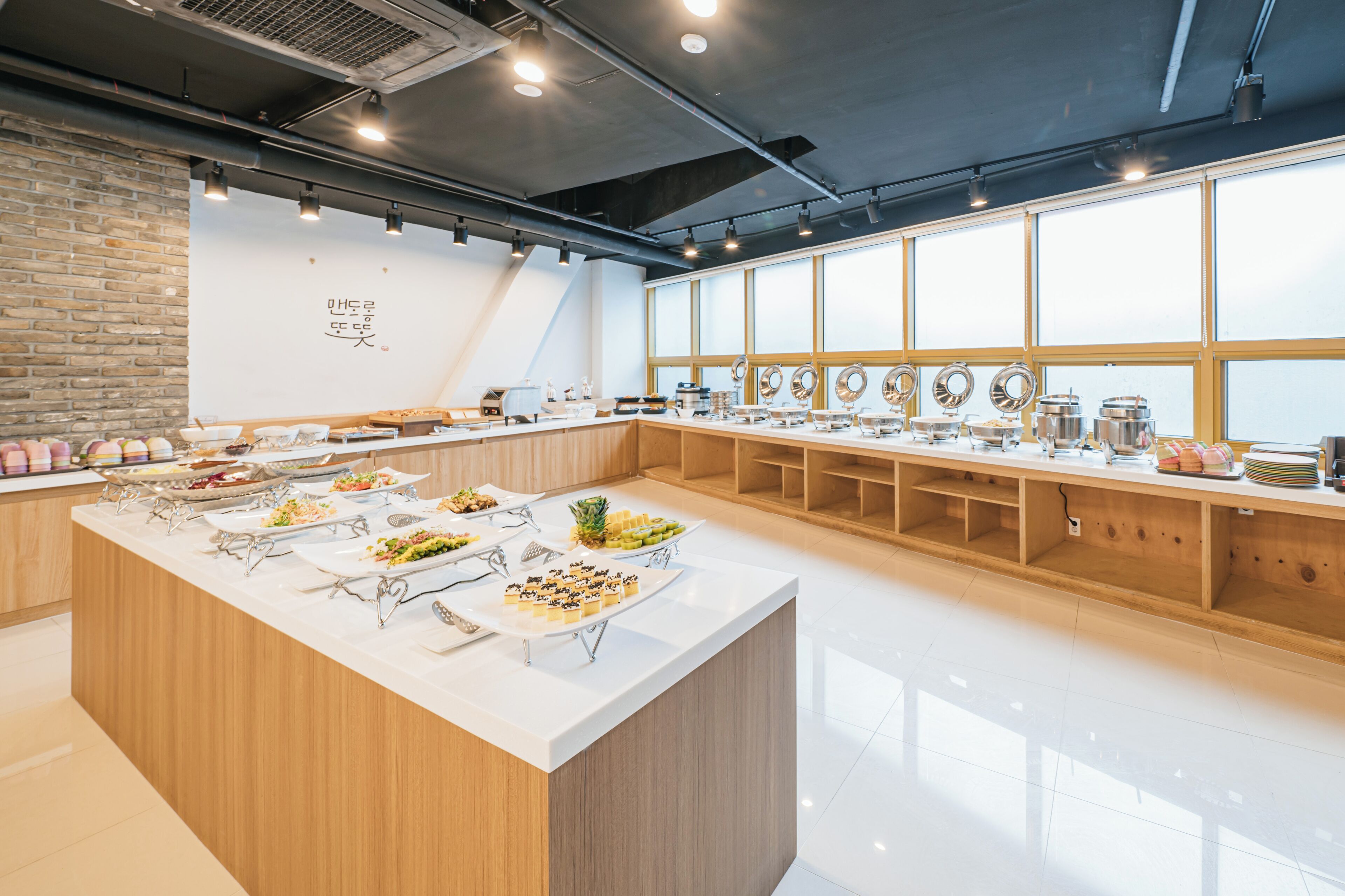 daily buffet breakfast for a fee