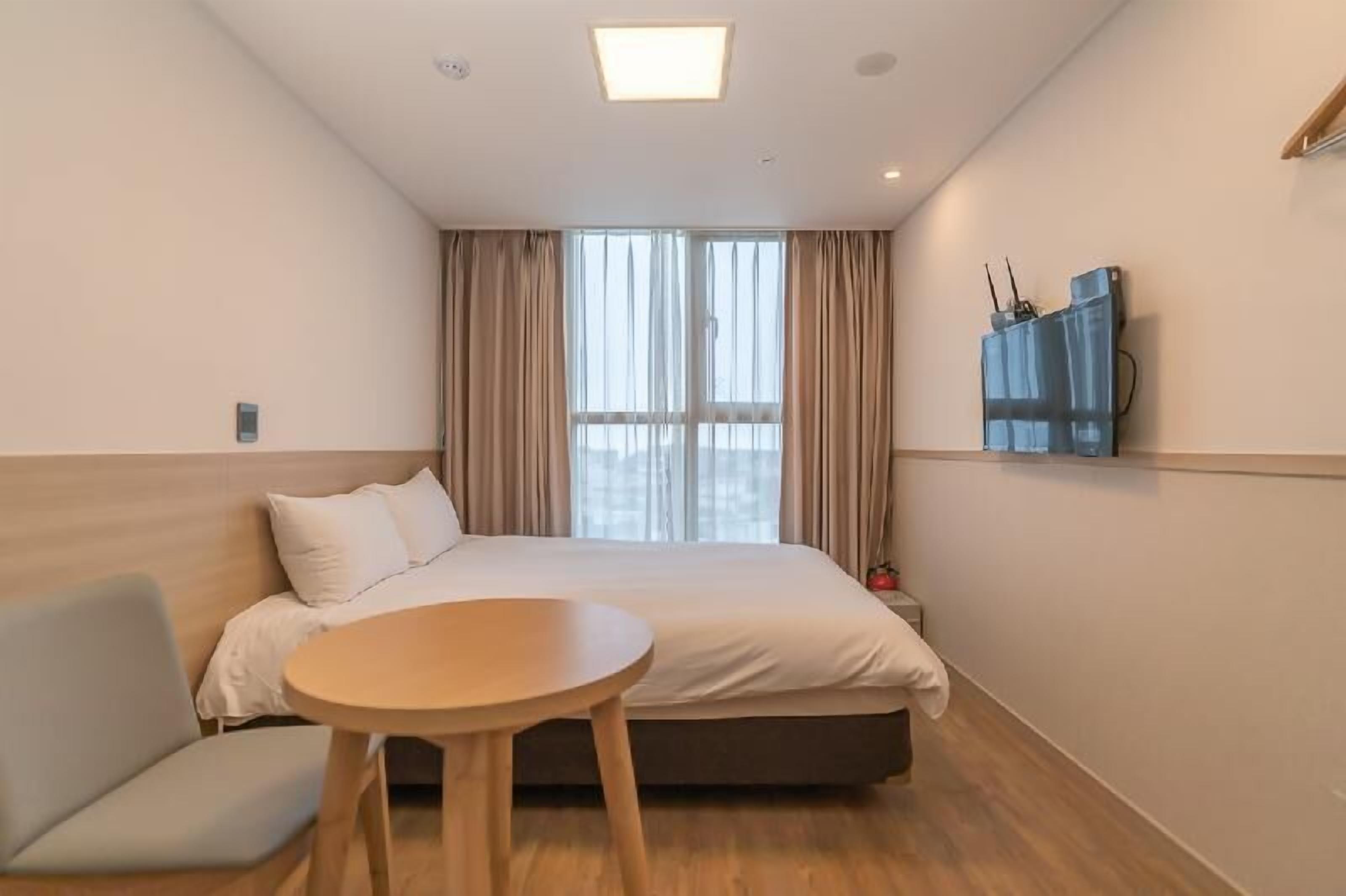 Premium bedding, down duvets, blackout curtains, free WiFi