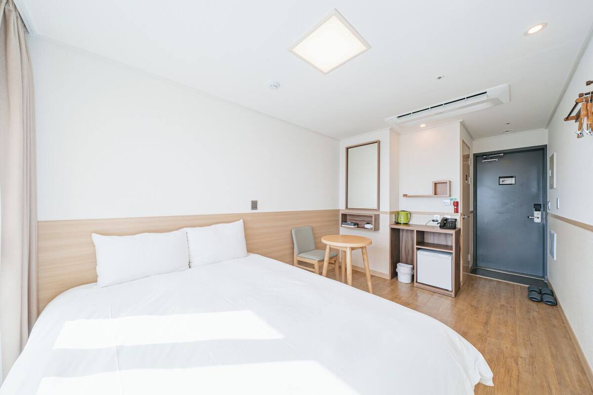 Luxe beddengoed, donsdekens, verduisterende gordijnen, gratis wifi