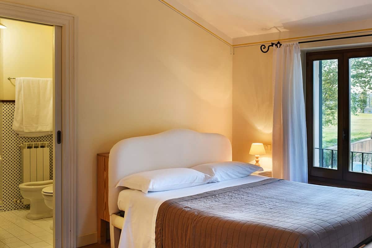 Kamar Deluks, balkon, pemandangan kebun | 1 kamar tidur, minibar gratis, brankas, dan meja kerja