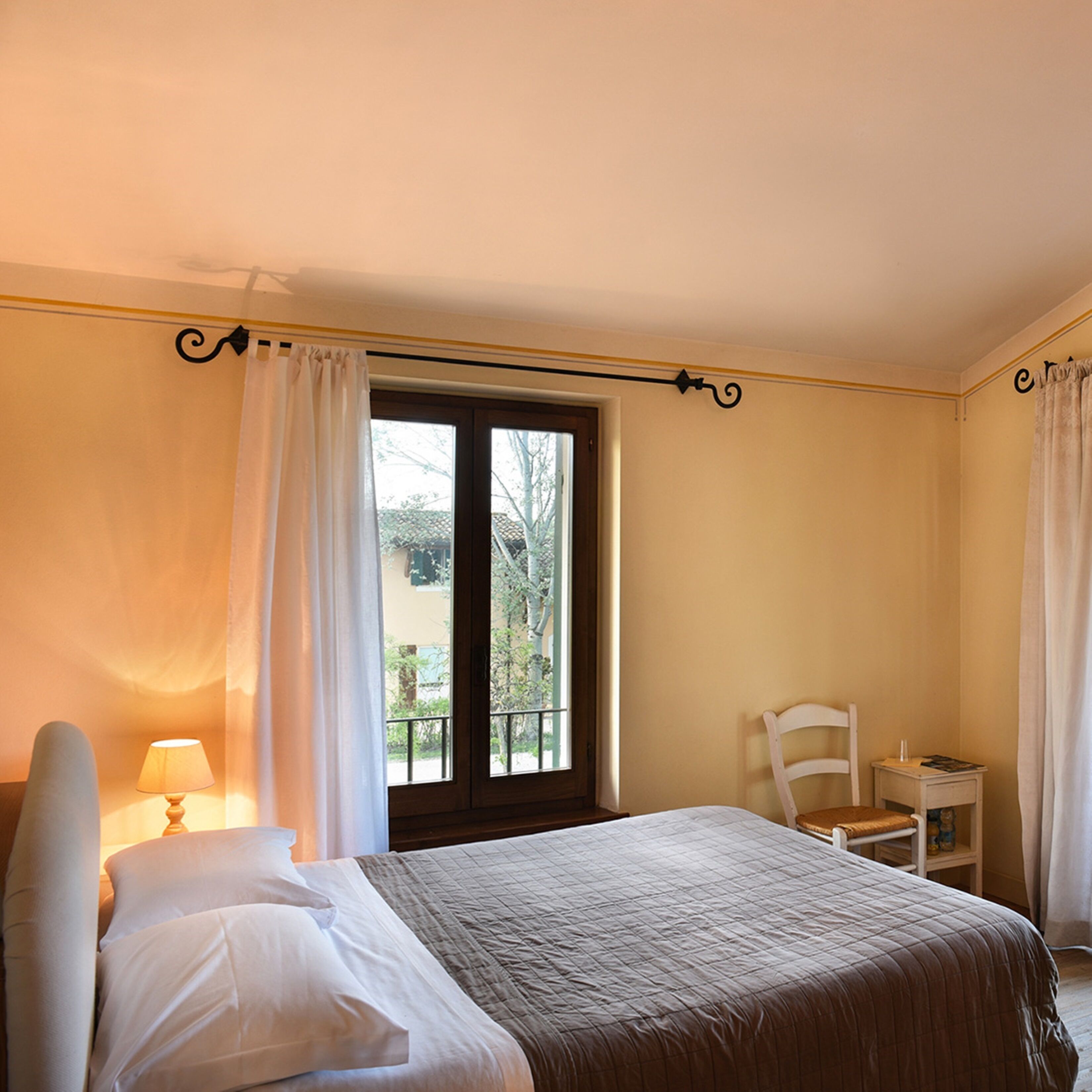 华丽客房, 阳台, 花园景观 | 迷你吧（备有免费物品）、客房内保险箱、办公桌、免费 WiFi