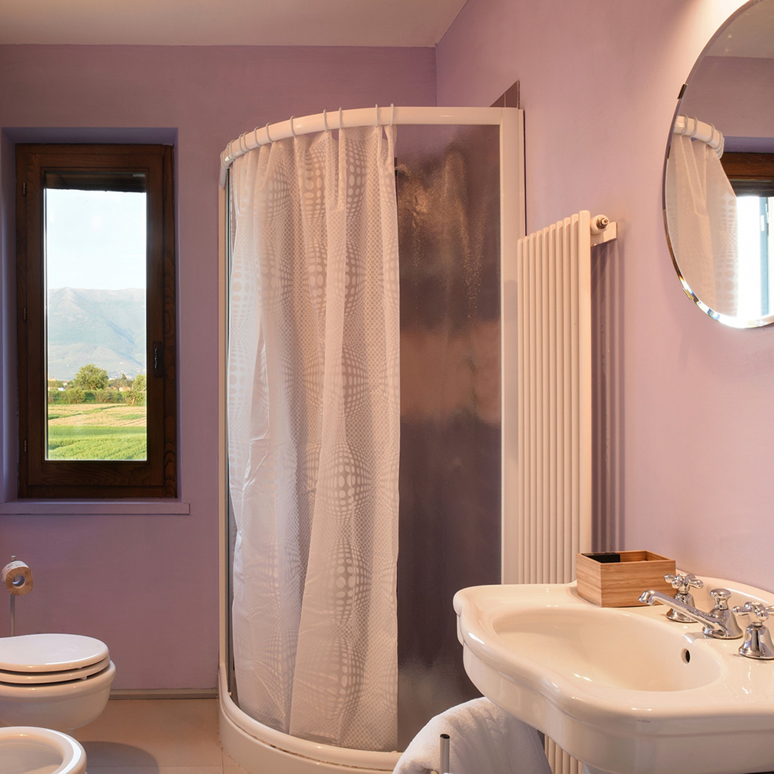 Un baño con cortina de ducha, lavabo e inodoro.