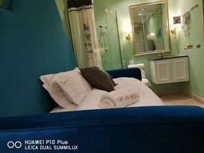 Standard Single Room, 1 Single Bed, Private Bathroom | 办公桌、熨斗/熨板、免费 WiFi