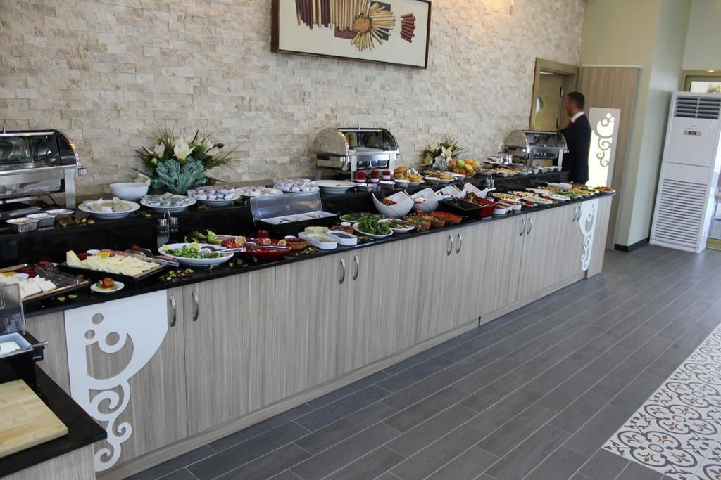 Montaje de bufé con diversos alimentos y una estación de servicio.