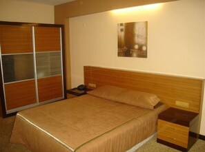 Klassieke eenpersoonskamer | Een minibar, een kluis op de kamer, een bureau, gratis wifi