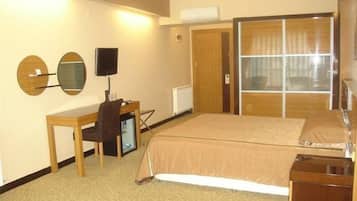 Classic Double or Twin Room | Minibar, in-room safe, desk, free WiFi