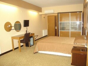 Classic Double or Twin Room | Minibar, in-room safe, desk, free WiFi