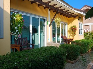 Vista frontal de la propiedad