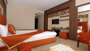 Classic dubbelrum eller tvåbäddsrum | Minibar, värdeförvaringsskåp på rummet, skrivbord och gratis wi-fi