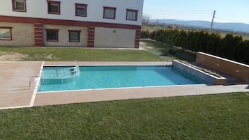 Utomhuspool, gratis cabanor och parasoller