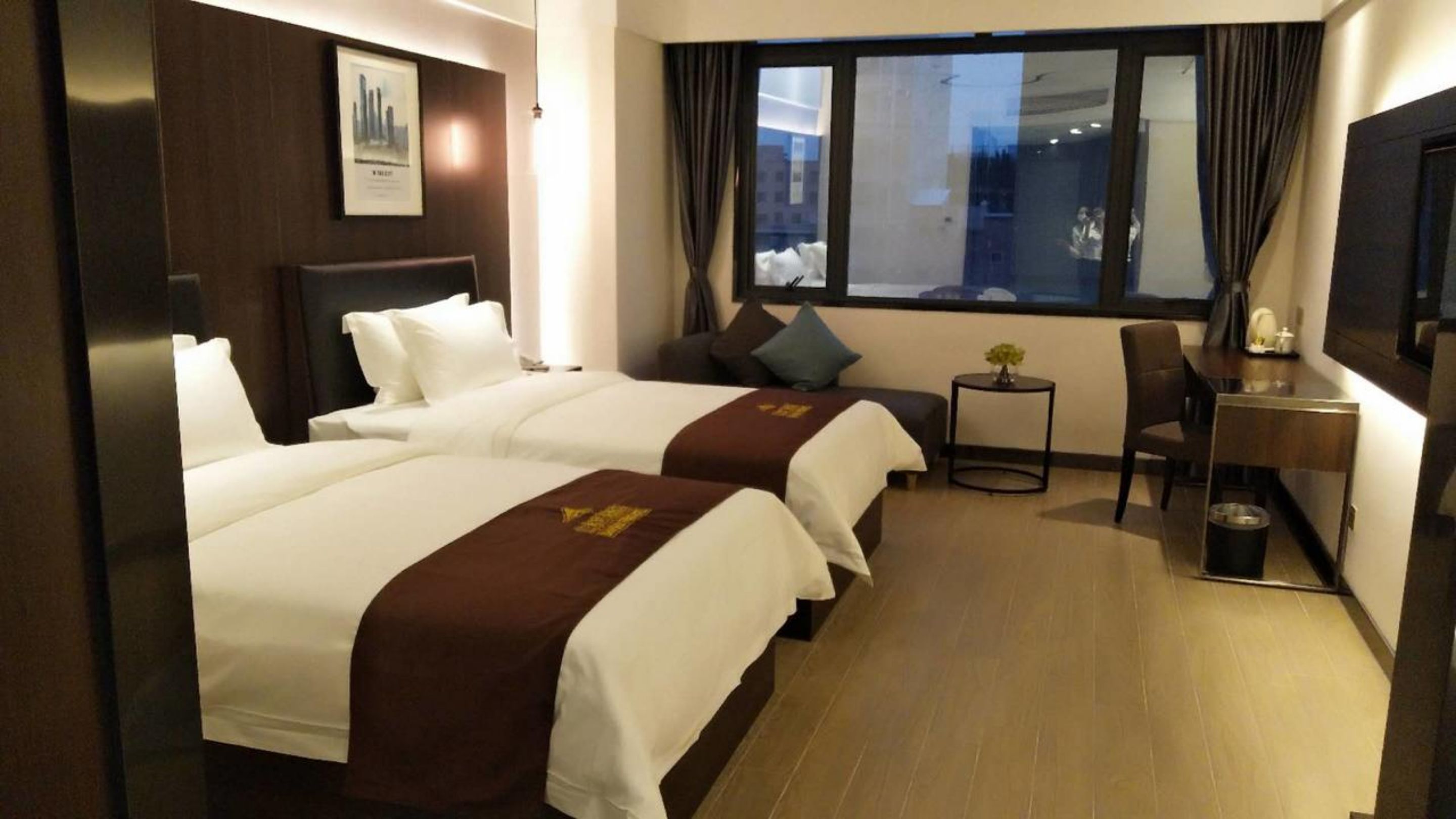 デスク、遮光カーテン、WiFi (無料)