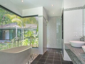 Combined shower/tub, deep soaking tub, rainfall showerhead - Kensho Villa (Choeng Thale)