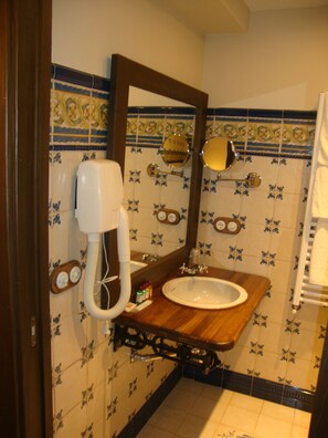 Suite | Baño | Tina profunda, amenidades de baño gratuitas, secadora de cabello, bidet 