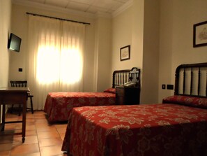 Habitación con 2 camas individuales | Cortinas blackout, wifi gratis y ropa de cama 