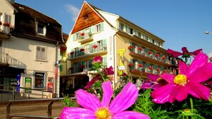 Ein Hotel mit einem Schild, das es als Hotel und Restaurant kennzeichnet.