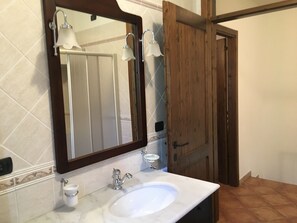 Apartment, 2 Bedrooms (5 pax) | Bathroom | Shower, deep soaking tub, free toiletries, hair dryer - Il Poggio (Auditore)