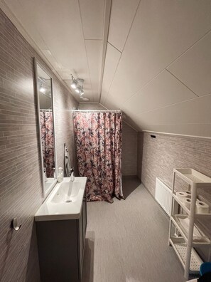 Chambre Familiale, 2 chambres, salle de bains attenante, vue lac | Salle de bain | Douche, articles de toilette gratuits, serviettes fournies