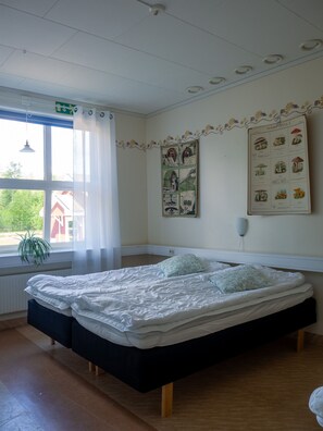 Basic-Dreibettzimmer, Gemeinschaftsbad | Bügeleisen/Bügelbrett, kostenlose Babybetten, kostenloses WLAN