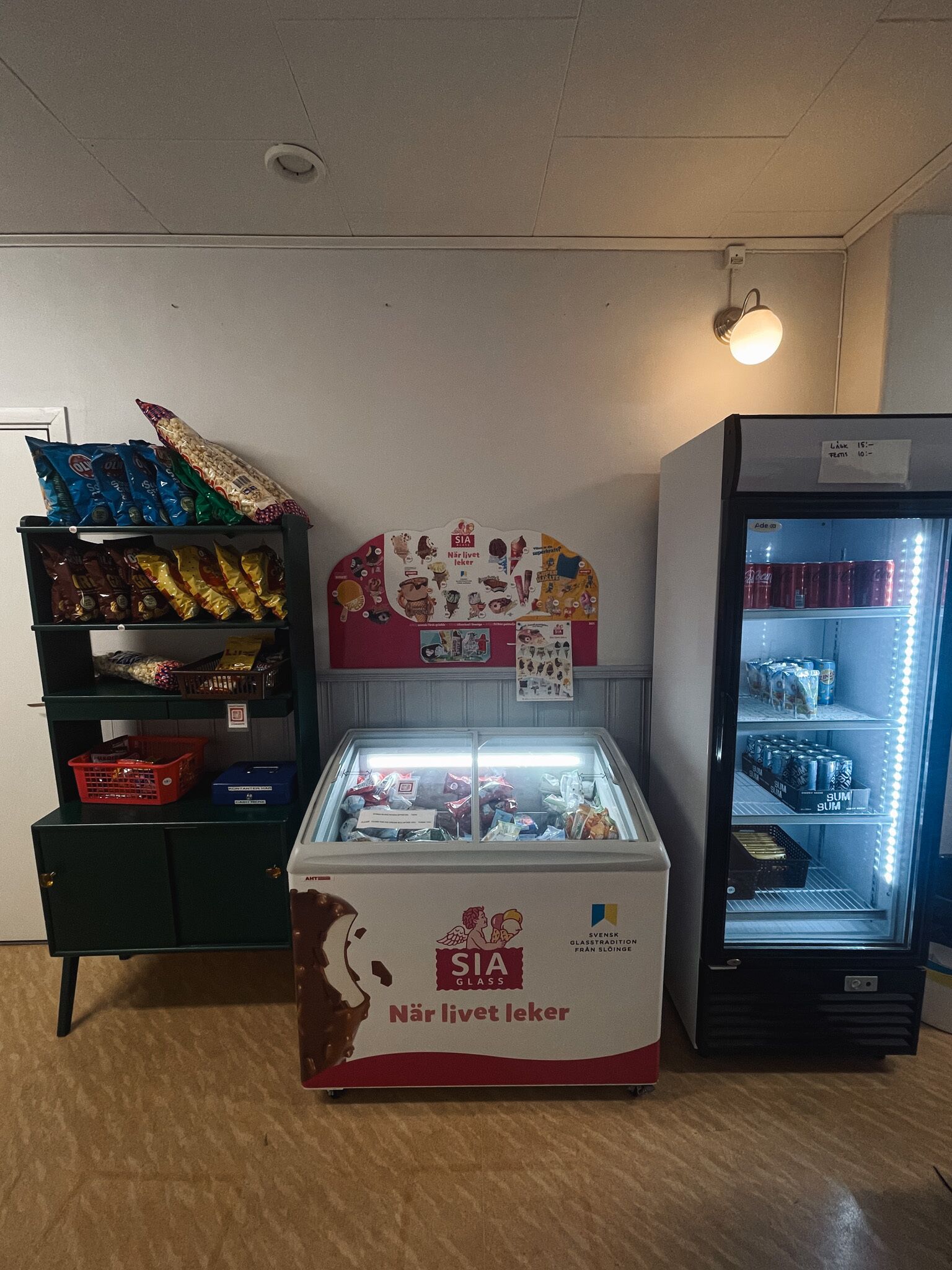 Eine Präsentation von SIA-Glasprodukten, darunter ein Gefrierschrank und eine Ablage mit Snacks.
