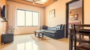 Executive Room, 1 Queen Bed, Smoking | Living room | Flat-screen TV